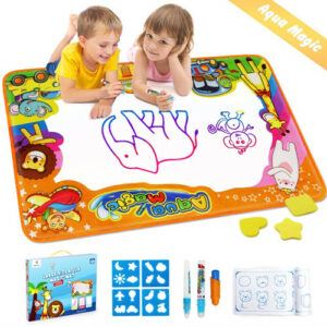 2 kids drawing on the aqual doodle mat