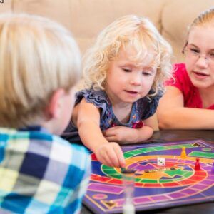 preschooler play board game